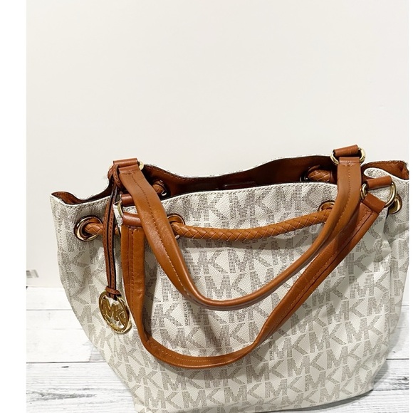 MICHAEL MICHAEL KORS
Jet Set Item Large Gathered Logo Tote - Picture 7 of 10